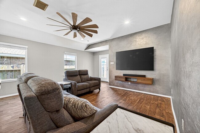 Building Photo - 40347 Blossom Vly Ln