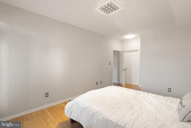 Building Photo - 6944 Ellingham Cir