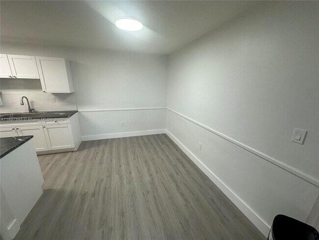 Building Photo - 6910 Bay Dr