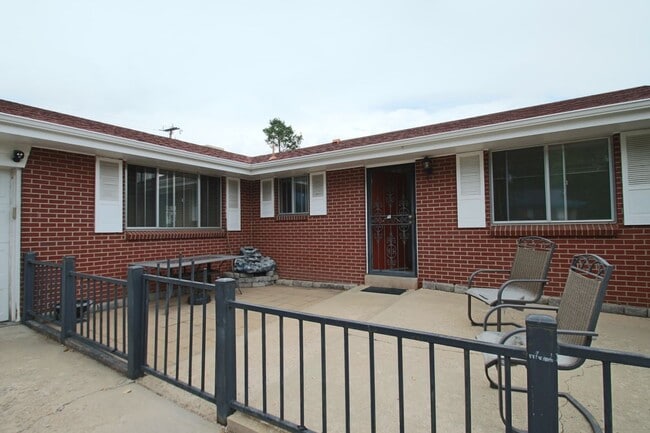 Building Photo - 2565 Willow Ln