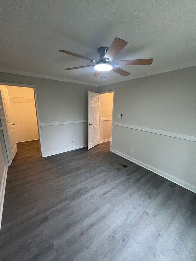 Building Photo - Large 3 bedroom / 2 bath home / 1 Acre FOR RENT