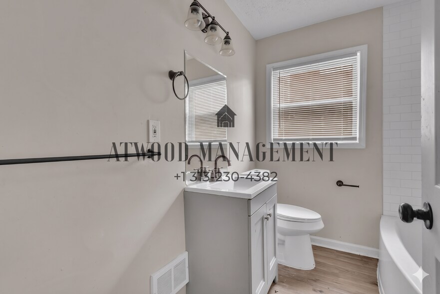 Building Photo - This beautifully updated 3-bedroom, 1-bath single-family home is ready for move-in!