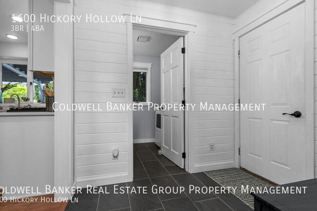 Building Photo - 1600 Hickory Hollow, Menasha