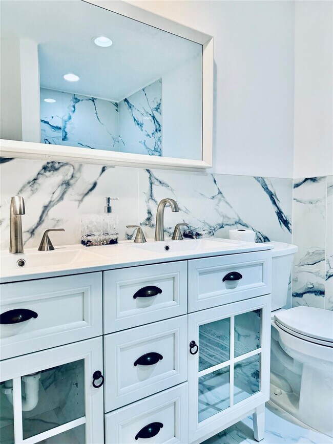 Building Photo - 1010 NE 8th Ave