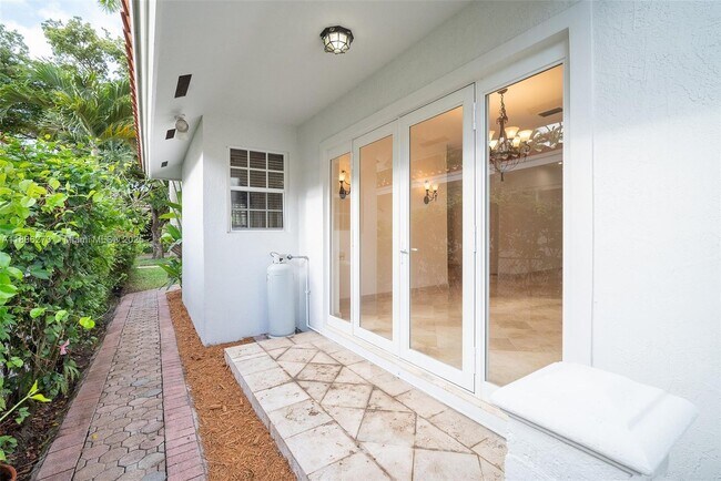 Building Photo - 1135 Asturia Ave