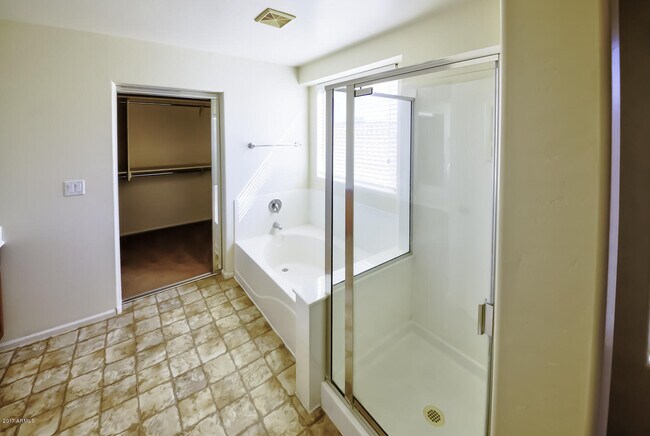 Building Photo - BEAUTIFUL 4 BED 2.5 BATH, OVER 2300SQFT., ...