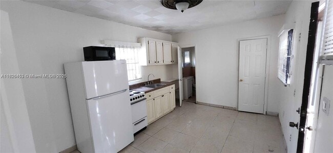 Building Photo - 119 NE 56th St