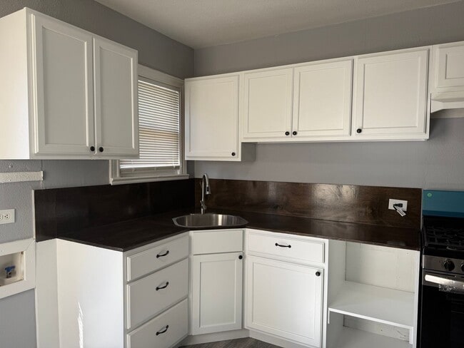 Building Photo - Freshly updated 3/1 Rental home