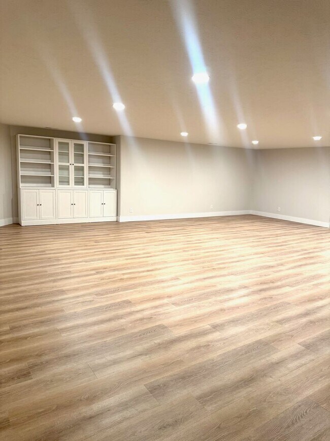 Building Photo - Spacious Ranch Home  5 Bedrooms  3 Bathrooms  3,163 Finished Sq Ft