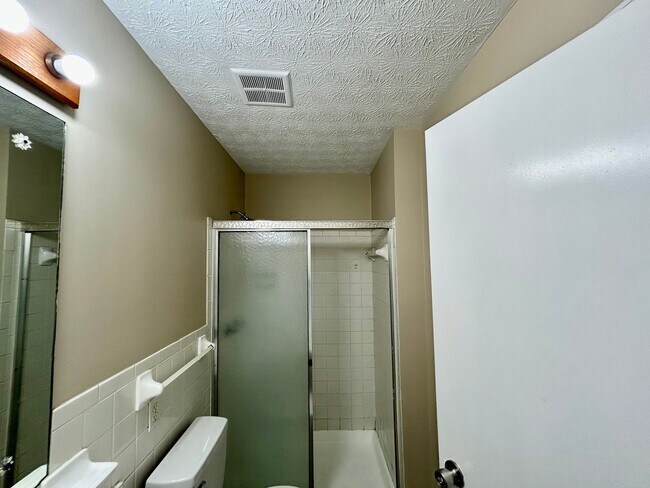 Building Photo - Move in now and pay NO RENT for the rest o...