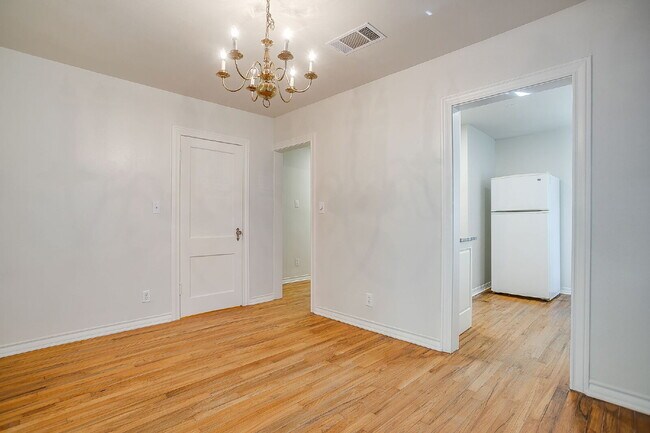 Building Photo - Adorable 1-Bedroom Duplex located near dow...