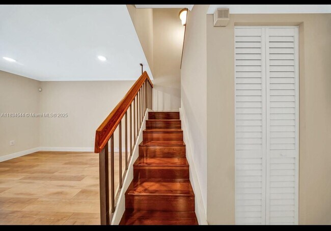 Building Photo - 4718 SW 67th Ave