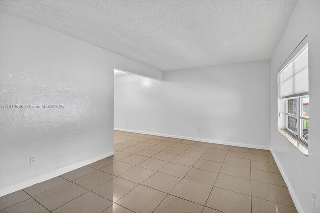 Building Photo - 2744 SW 23rd Terrace