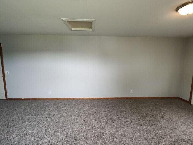 Building Photo - Mishawaka 3 bedroom ranch with large family room and fenced yard