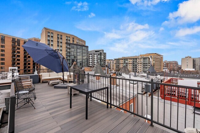 Building Photo - Mt Vernon Square Penthouse Condo