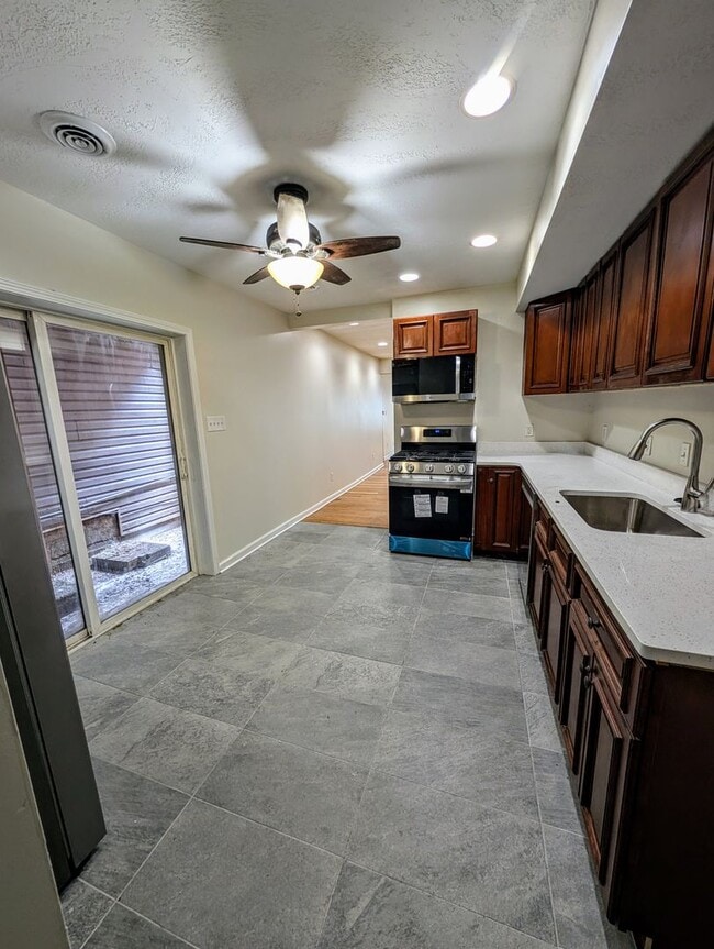 Building Photo - Large 3 Bedroom on a quiet street with Off Street Parking