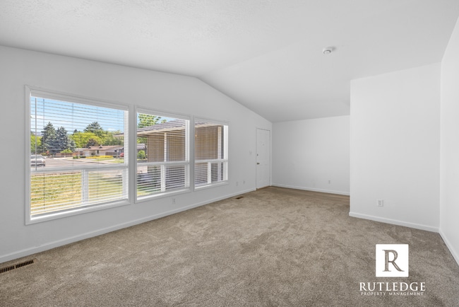 Building Photo - 4 Bedrooms - 2 1/2 Baths - South Medford Living