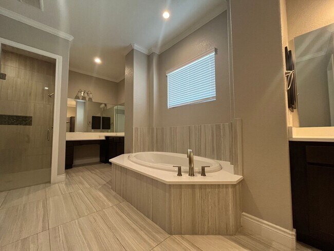 Building Photo - 4815 Viewcrest Rd