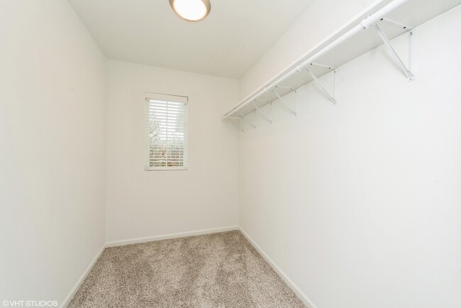 Building Photo - 2610 Williamsburg Dr