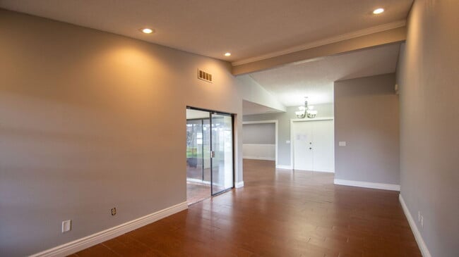 Building Photo - 704 Putt Ln