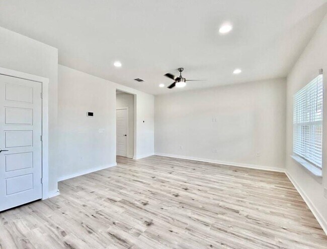 Building Photo - 1021 Winnsboro Lp
