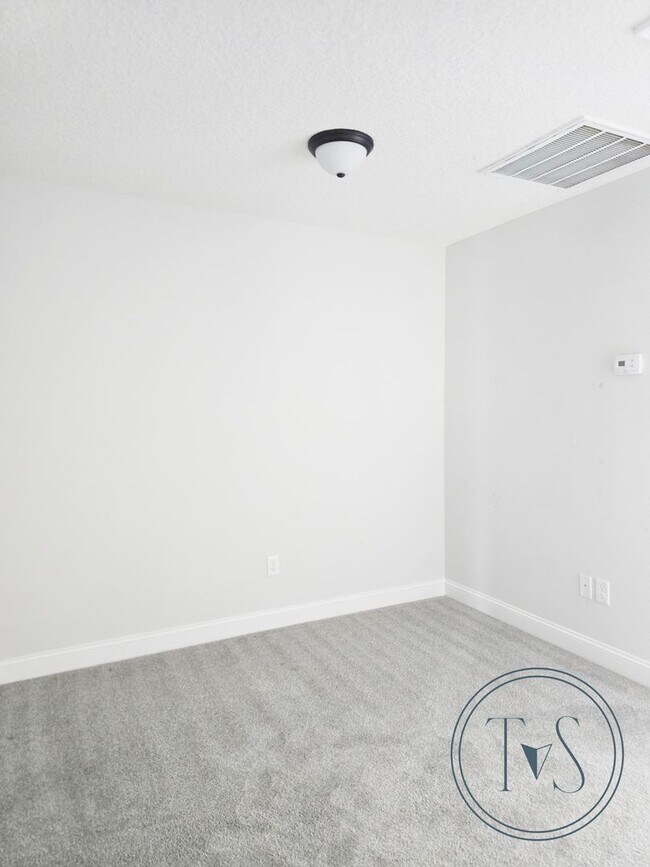 Building Photo - FALL MOVE-IN SPECIAL: $1000 OFF 1st MONTH'S RENT!**