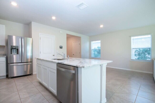 Building Photo - Spacious 5-Bed Retreat with Granite Elegance in Lakewood Ranch