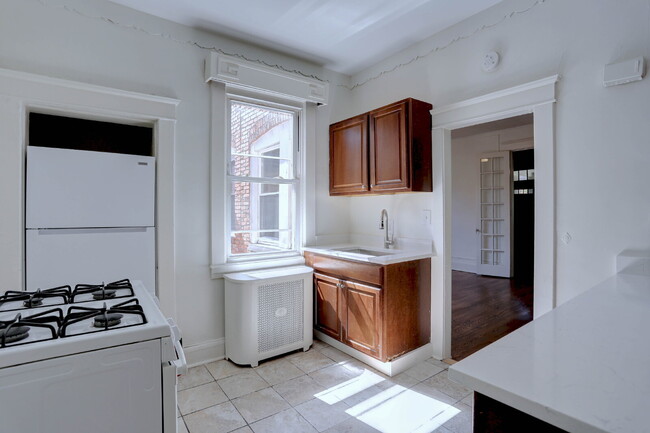 Building Photo - 3BD/1BA: Stunning Duplex in Baltimore City