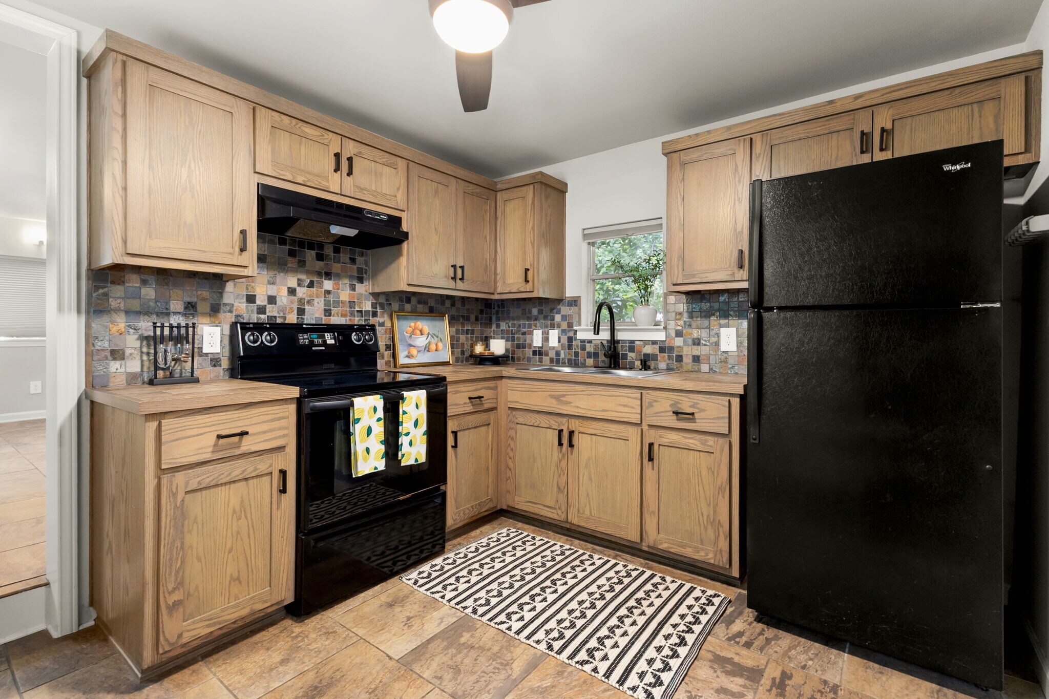 Full kitchen with stove, oven, and fridge - 815 Gunter St