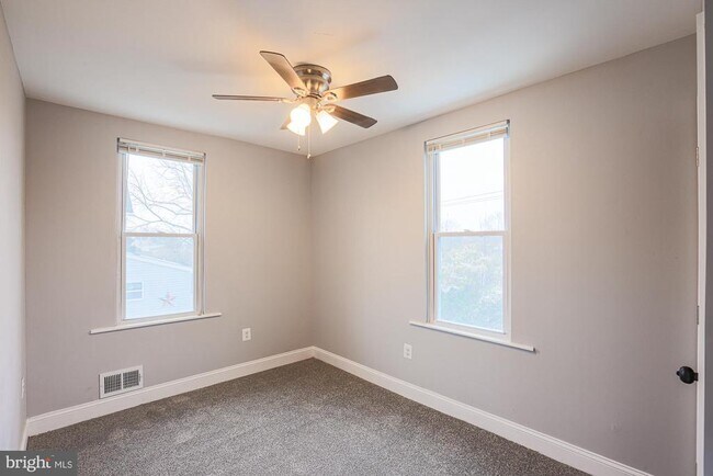 Building Photo - 9 Glenmore Ave