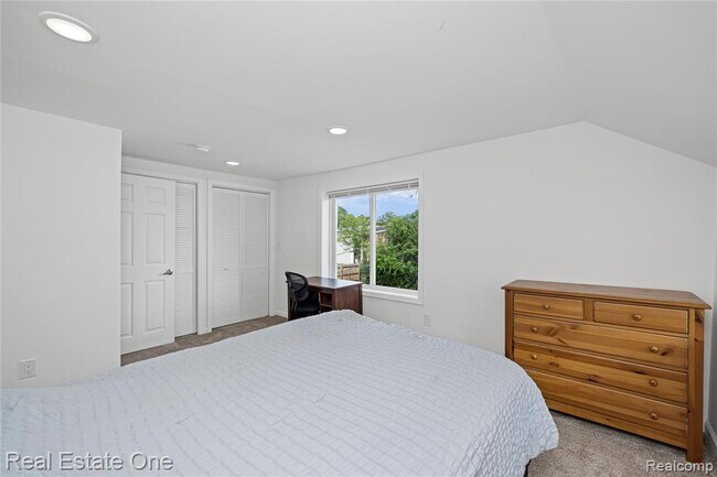 Building Photo - 3420 Fairmont Rd