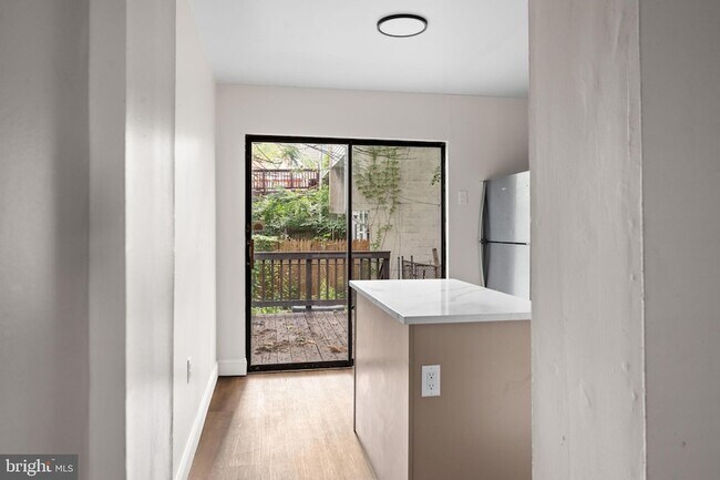 Building Photo - 322 S Poppleton St
