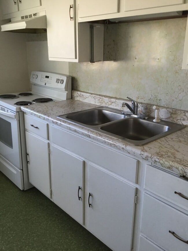Building Photo - 3 bedroom 1 bath with large garage and shop