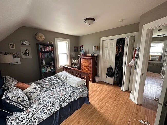 Building Photo - Charming 3 Bedroom with Sundeck!!!