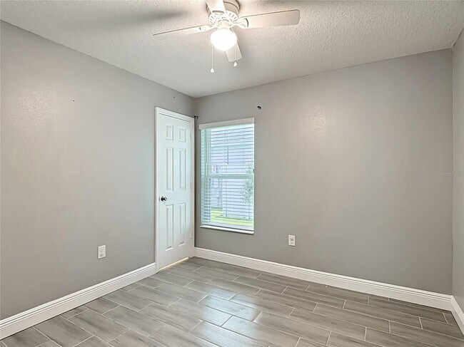 Building Photo - 3040 Lakes Crest Ave