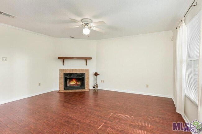Building Photo - 4625 Parkoaks Dr