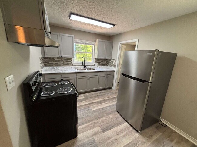 Building Photo - Stylish Renovated 3-Bedroom Gem in Prime Tallahassee – Near Downtown!