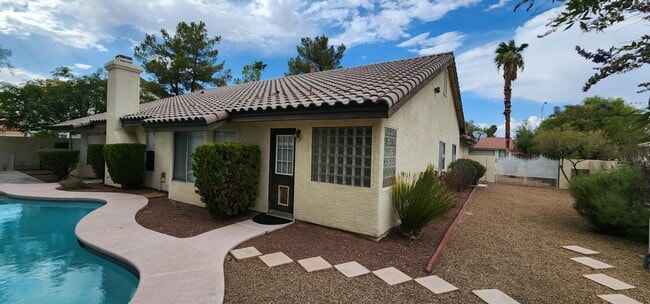 Building Photo - Well Maintained Single Story Pool Home in ...