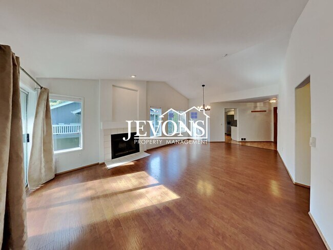 Building Photo - Fabulous 2 Bedrooms, 2 Bathroom, Top-Floor Condo in Klahanie