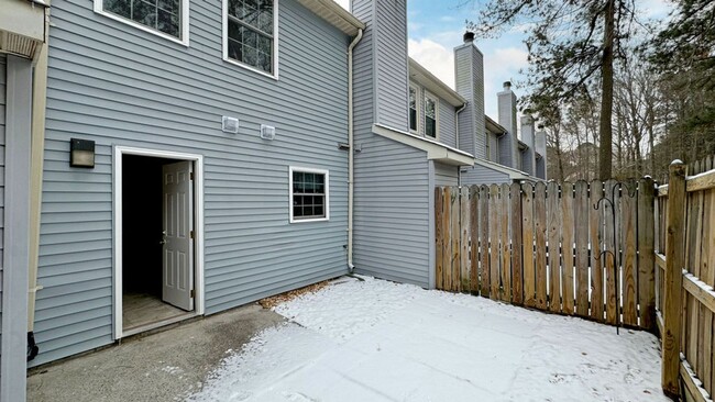 Building Photo - Lovely 2-Bedroom, 1.5-Bath End Unit Townho...