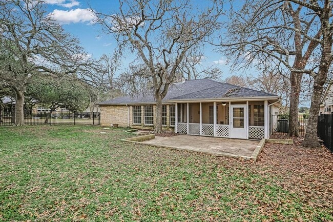 Building Photo - 11 Brookhollow Dr