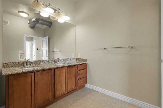 Building Photo - $1,740.95, 1 Bed, 1 Bath Condo in Englewood with AC and In Unit Laundry!