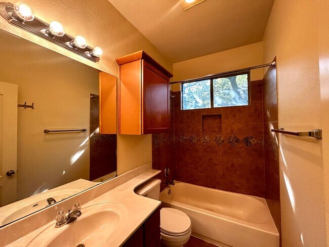 Building Photo - 611 Franklin Blvd