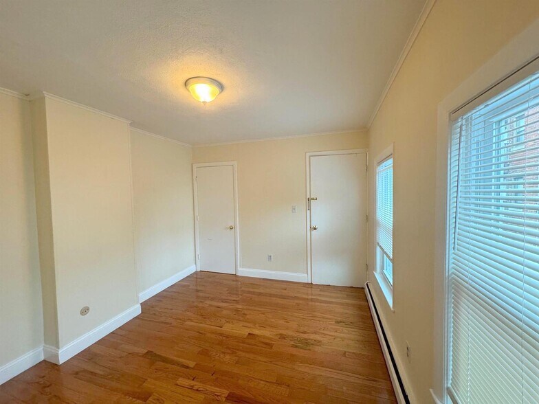 Building Photo - 213 Beacon St