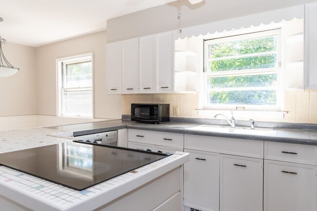 Building Photo - 3 bedroom 1.5 bath 1668 Sqft home just 1 m...