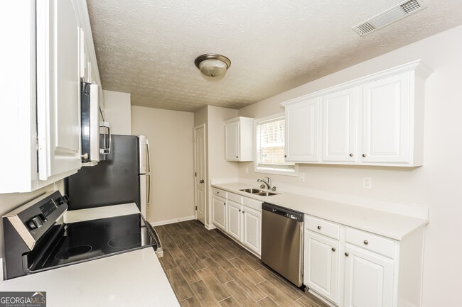 Building Photo - 320 Valley View Dr