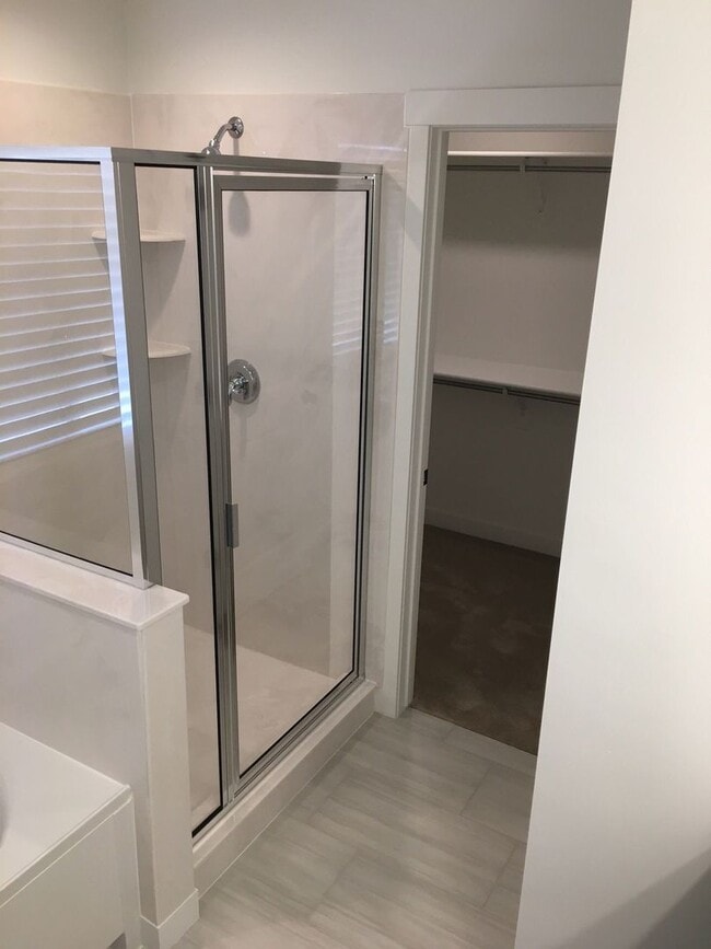 Building Photo - Pet Friendly Gorgeous Row End Townhome w 2...