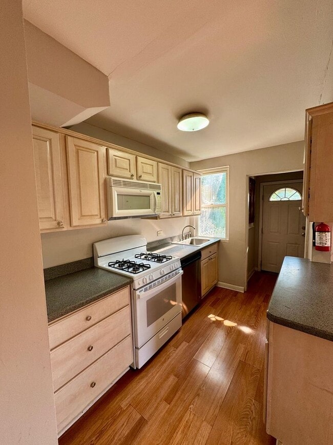 Building Photo - Spacious 3 Bedroom House with 1 bath for R...