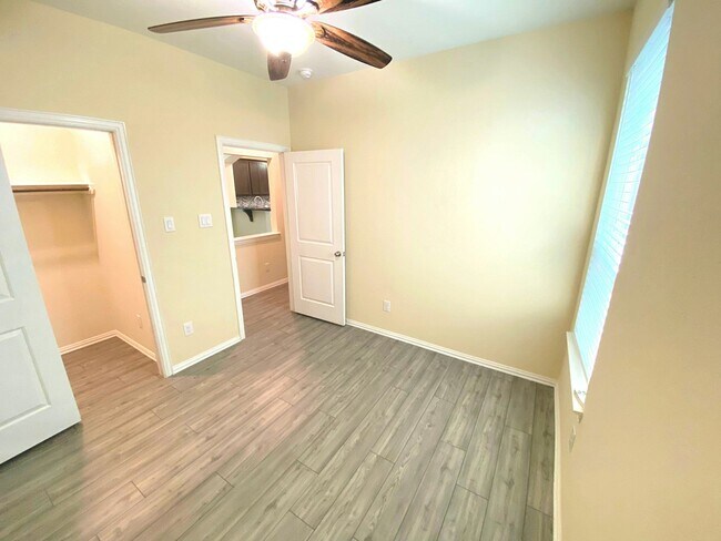 Building Photo - 29880 Dovetail Blf Ln
