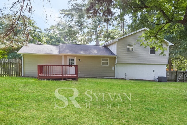 Building Photo - Don't miss out on this charming 3 BR 2 BA, home!
